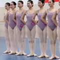舞蹈小姐姐抬腿,展现小姐姐优雅抬腿之美