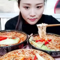 小姐姐吃维生素大餐视频,小姐姐挑战吃下满满一大盘维生素