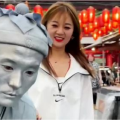 在街上调皮的小姐姐照片,捕捉瞬间欢乐瞬间